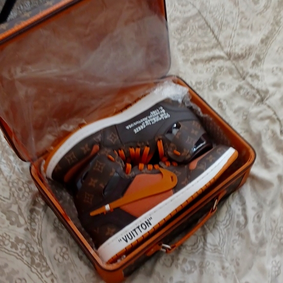 Air jordan 1's louis Vuitton off white size mens u.s 13's w/ collectors suitcase - Picture 3 of 7